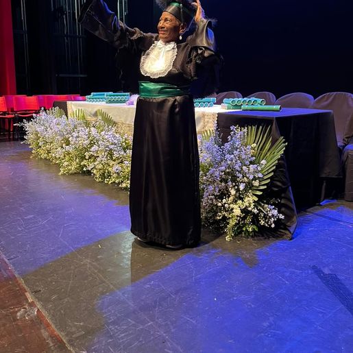 Idosa ex-doméstica conclui aos 83 anos curso de Enfermagem e realiza sonho