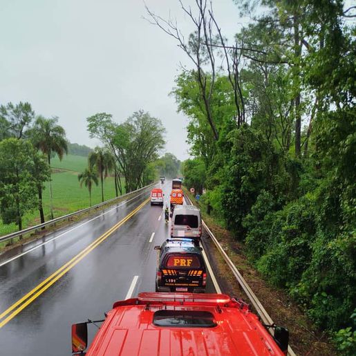 Duas mulheres ficam feridas em colisão entre van e carreta na BR-282, em Maravilha