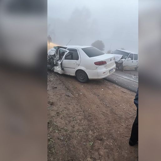 Colisão entre carro e caminhonete deixa vítima presa às ferragens na SC-163