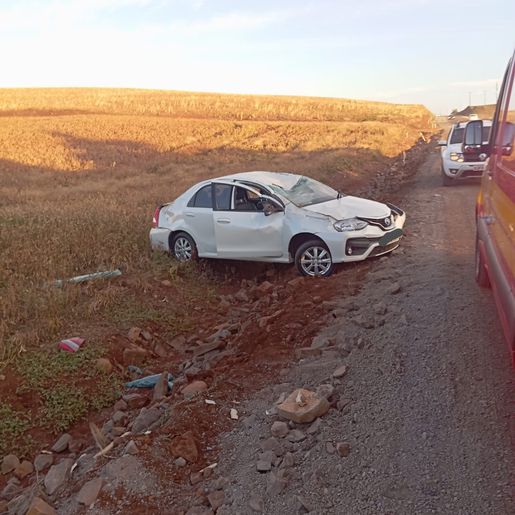 Condutor perde controle e capota carro na SC-305