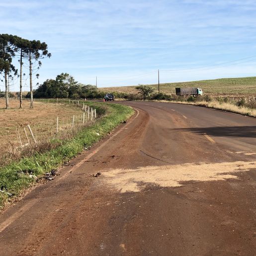 Colisão entre carro e caminhão mobiliza bombeiros