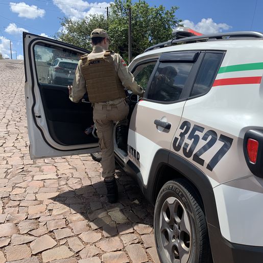 Mulheres entram em luta corporal após divergência sobre limpeza de casa