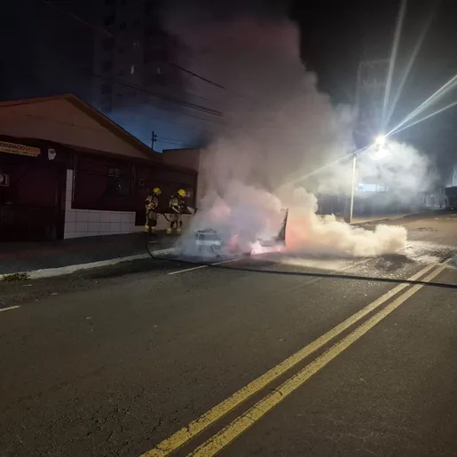 Carro é destruído por incêndio durante a madrugada em Xanxerê