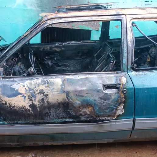 Parte interna de veículo é consumida pelo fogo em São José do Cedro