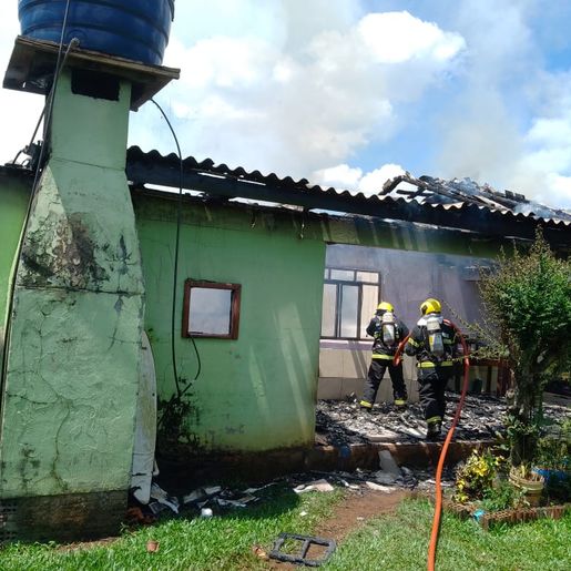 Casa pega fogo e fica destruída no interior de Anchieta