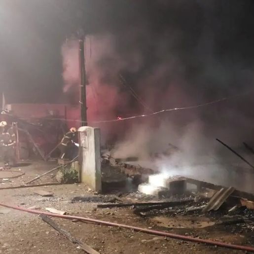 Três pessoas são encontradas mortas após incêndio em casa de madeira em SC