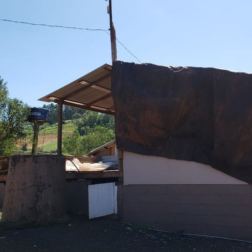 Dois meses após tornado família de Descanso ainda trabalha na reconstrução das edificações