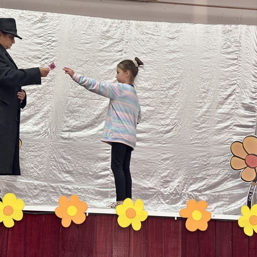 Espetáculo “Bem-me-quer” conscientiza crianças em Campo Erê sobre Maio Laranja