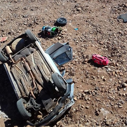 Capotamento deixa duas pessoas feridas em Guaraciaba