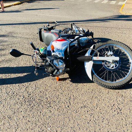 Colisão traseira deixa motociclista ferido em Itapiranga