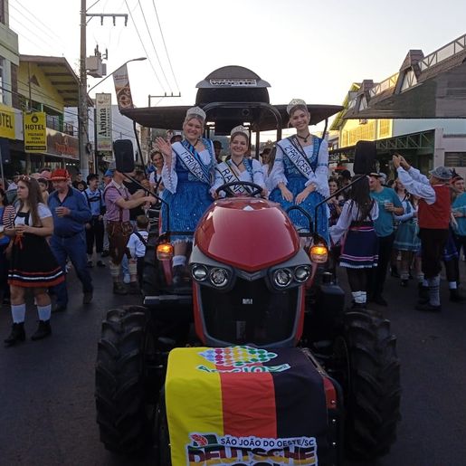 Desfile do Bierwagen e Café Colonial marcam 4º dia da 15ª Deutsche Woche
