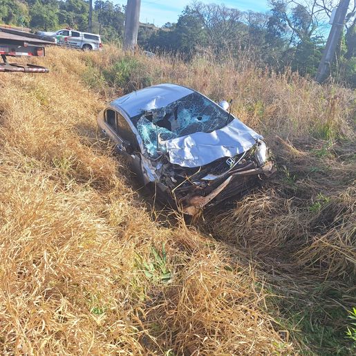 Mulher fica gravemente ferida após carro sair da pista e tombar na SC-492, em SMO