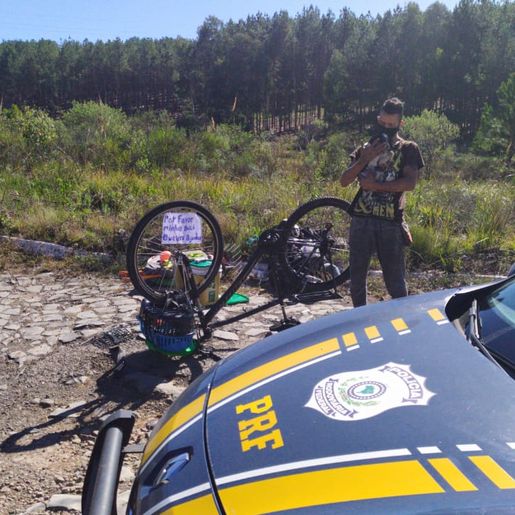 PRF presta auxílio a ciclista colombiano na BR-282