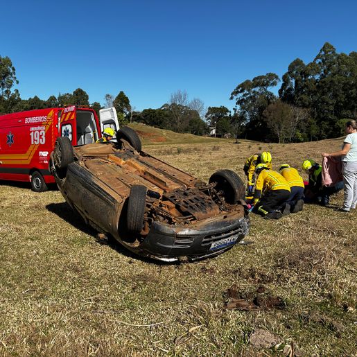 Mulher fica ferida após capotamento na SC-492, em São Miguel do Oeste