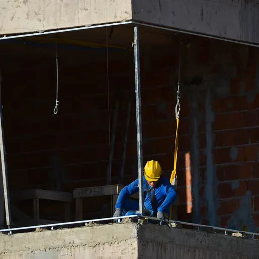 Fim da escala 6x1 pode eliminar ao menos 600 mil empregos formais, segundo instituição