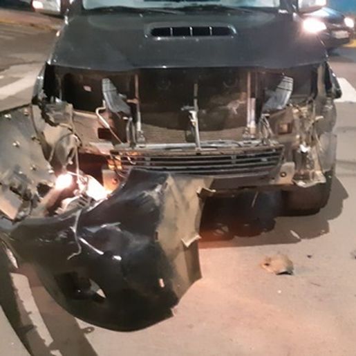 Entregador fica ferido em colisão entre caminhonete e moto no centro de Itapiranga