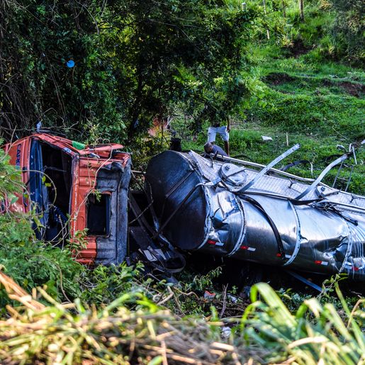 Motorista perde o controle da direção de carreta e cai em ribanceira na BR-282