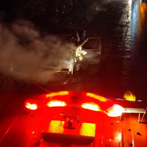 Incêndio destrói caminhonete na BR-282 em Iraceminha