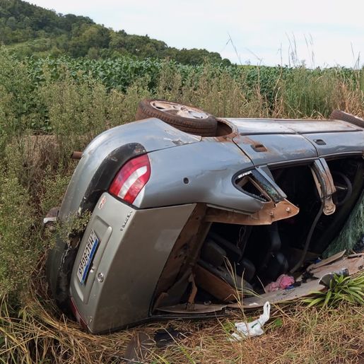 Carro sai da pista e tomba no interior de Pinhalzinho; duas pessoas ficam feridas