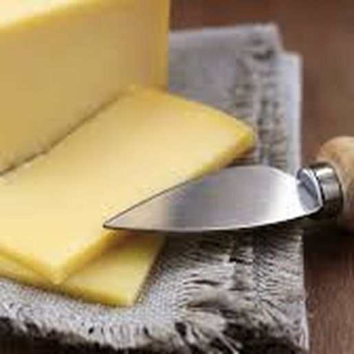 Alunos da casa familiar rural fazem aula prática relacionada a laticinios