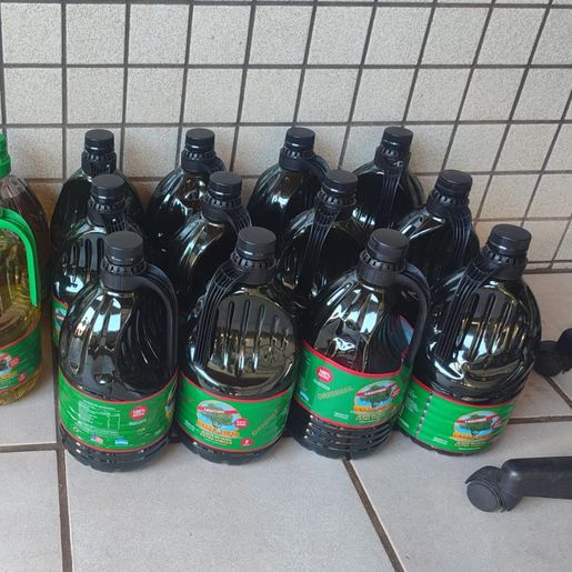 PM flagra caminhão com 90 litros de azeite proibido no Brasil em Dionísio Cerqueira