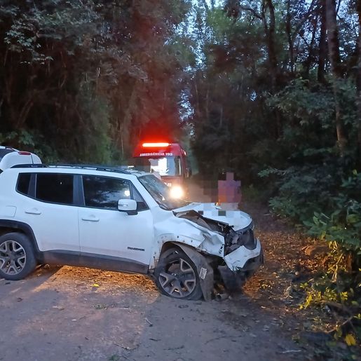 Motorista fica ferido após capotar carro no interior de Itapiranga