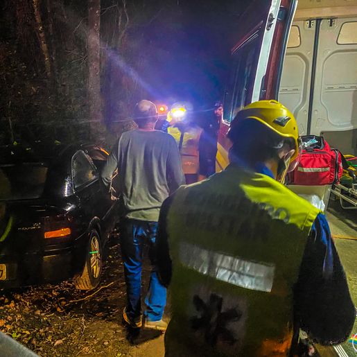 Homem colide carro em árvore e é preso por embriaguez em São Miguel do Oeste