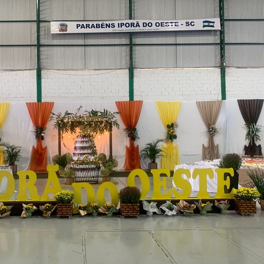 Corte do bolo marca comemoração de 36 anos de Iporã do Oeste