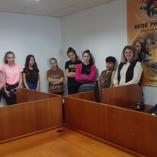 Alunos conhecem produção textual de notícias em visita à Rádio Oeste