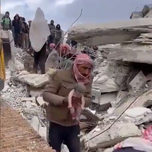 Bebê nasce no meio dos escombros do terremoto na Síria