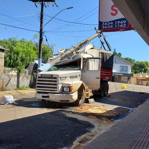 Caminhão desgovernado causa diversos danos em postes, veículo e residência de Iporã do Oeste