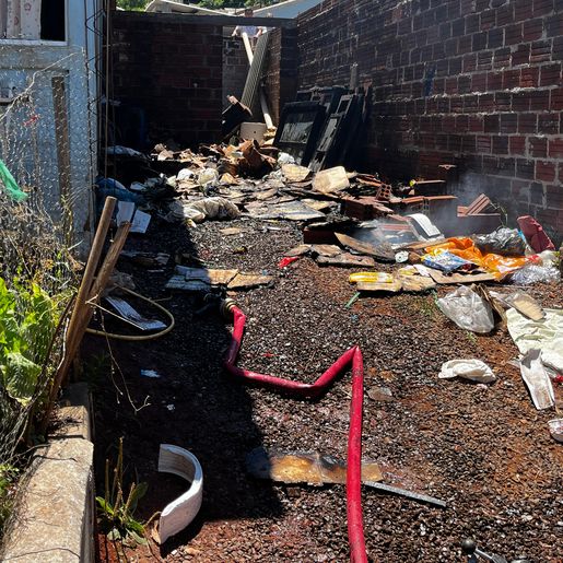 VÍDEO: Incêndio consome depósito ao lado de residência em SMOeste