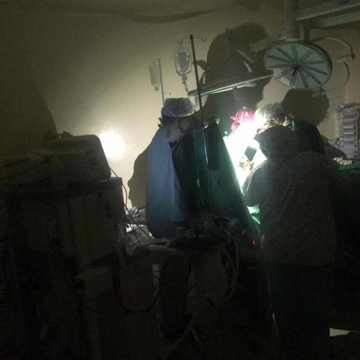 Gambá causa apagão em hospital e cirurgia é feita com auxílio de lanternas