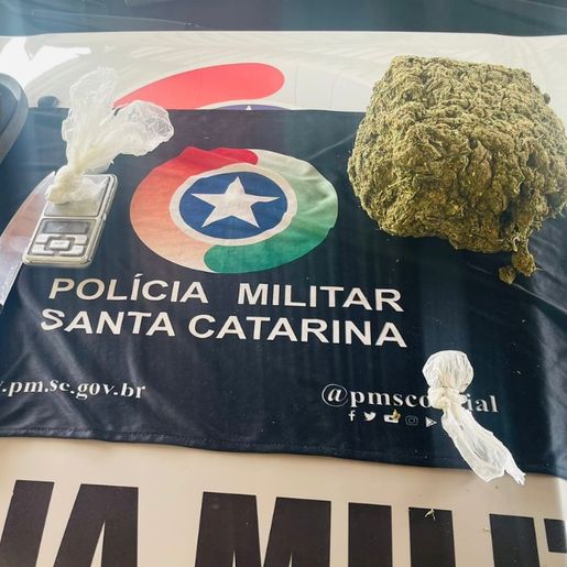 Homem foge de abordagem da PM e abandona drogas em Dionísio Cerqueira