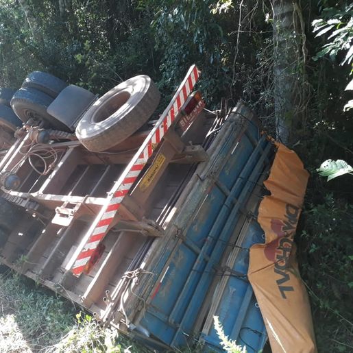 Caminhão fica sem freios e acaba capotando no interior