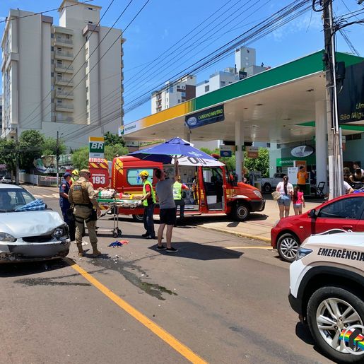 Colisão frontal deixa uma mulher ferida no centro de SMO