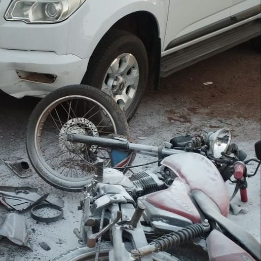 Colisão lateral deixa motociclista ferido no centro de Iporã do Oeste