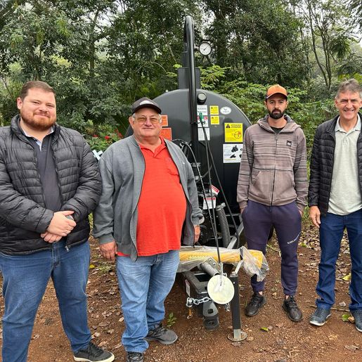 Iporã do Oeste entrega máquinas agrícolas para grupos de produtores