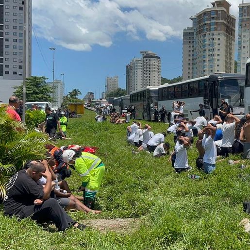 Polícia fala em 200 torcedores envolvidos em briga na BR-101 e vai escoltar baderneiros