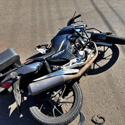 Motociclista fica ferido em colisão entre moto e caminhão no centro de SMO