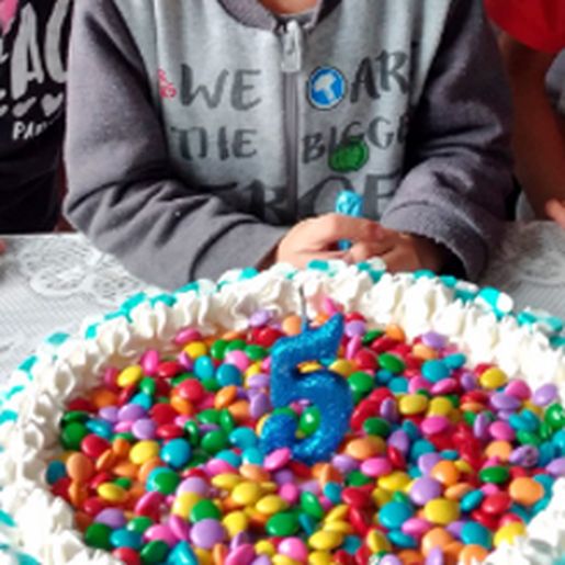 Menino de 5 anos morre engasgado com balão de festa em SC