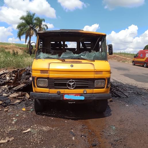 Caminhão com carga de papel pega fogo na BR 163
