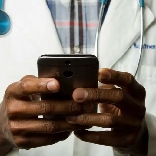 Número de médicos em atividade no Brasil aumenta 23,6% em quatro anos, aponta IBGE