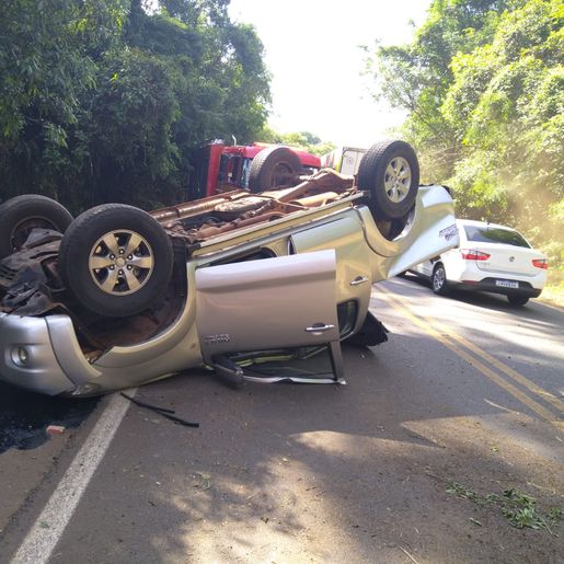 Condutor perde controle da direção em curva e capota Hilux