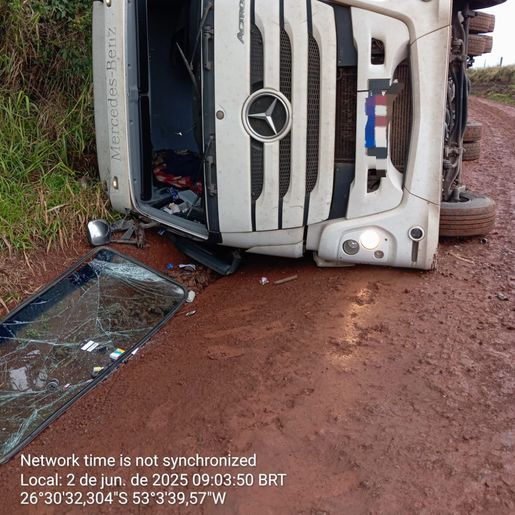 Dois homens ficam feridos em tombamento de caminhão no interior de Campo Erê
