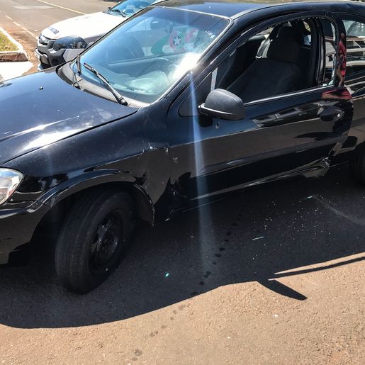 Colisão entre carro e moto deixa jovem ferida no centro de SMO