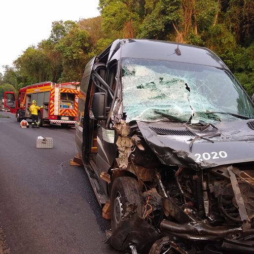 Colisão entre van e caminhão deixa seis feridos na BR-282