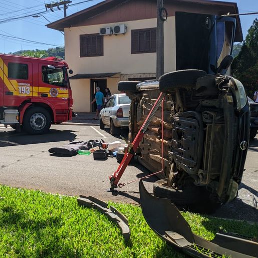 Capotamento de veículo deixa idosos feridos em Quilombo