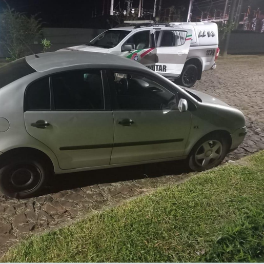 Motorista com CNH suspensa e veículo irregular é abordado pela PM