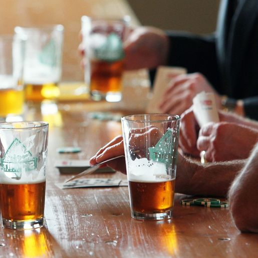 PM flagra aglomeração de pessoas jogando baralho e tomando cerveja em SMO